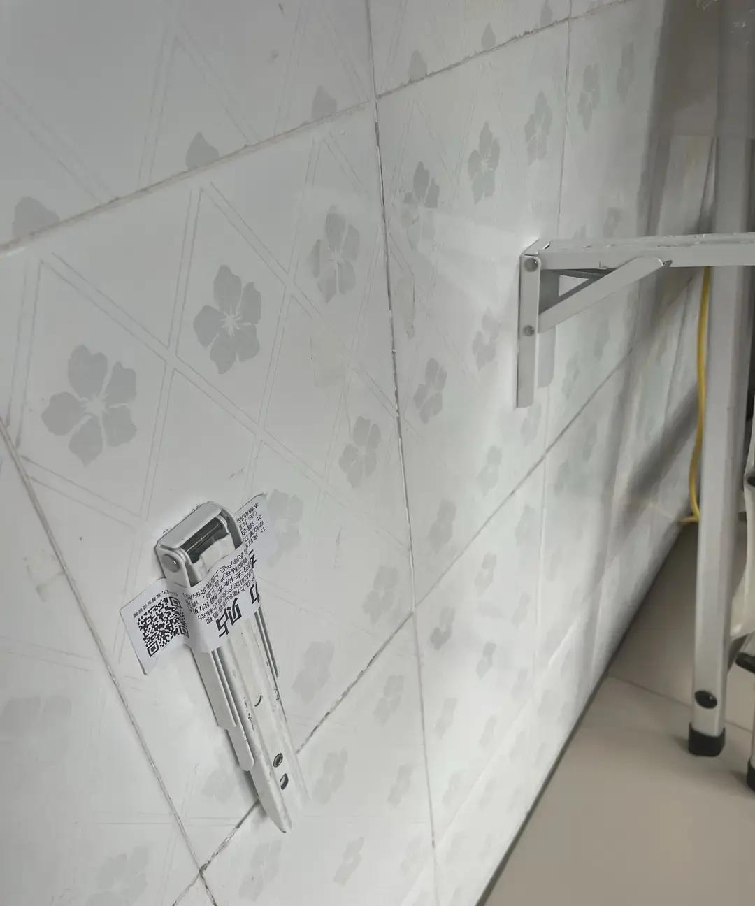 拧开一瓶502胶水，比你买新沙发更能证明2024年的消费智慧。
 
国家统计局刚