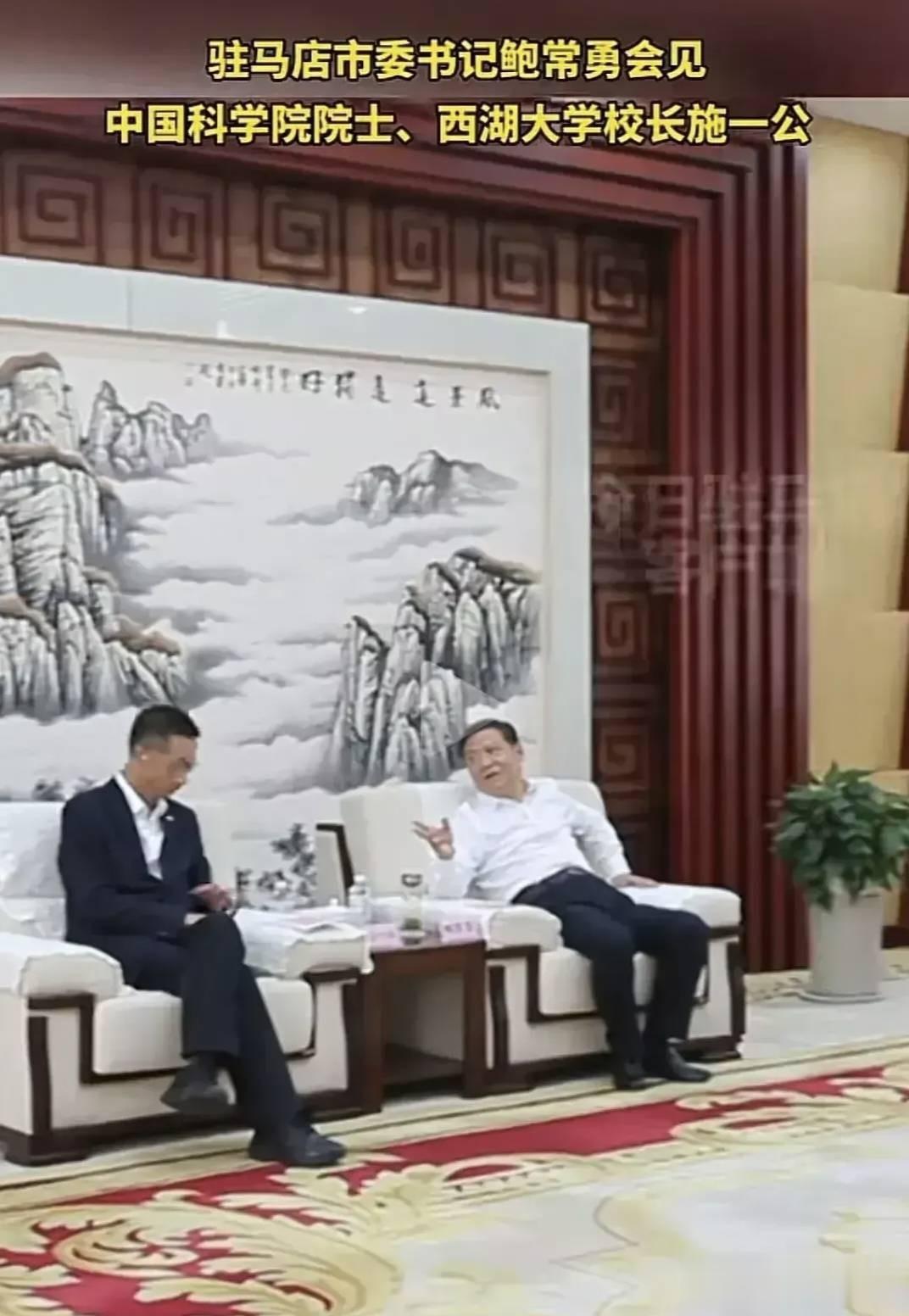 基本的礼仪，官员还是要有的，除非真的是身体有病

对于网上对鲍书记坐姿的批评，施