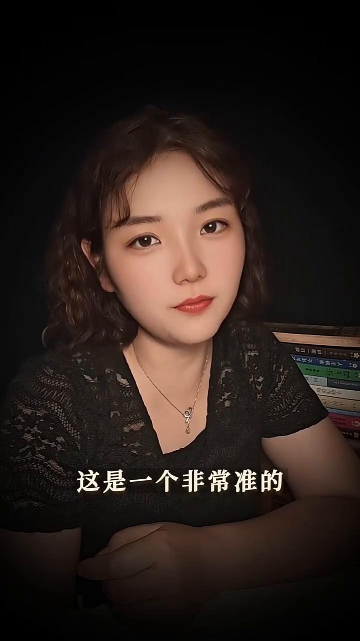 心理小测试：放下。
你第一眼看到了什么？A.耳朵；B.大海。来测一测你放下什么人
