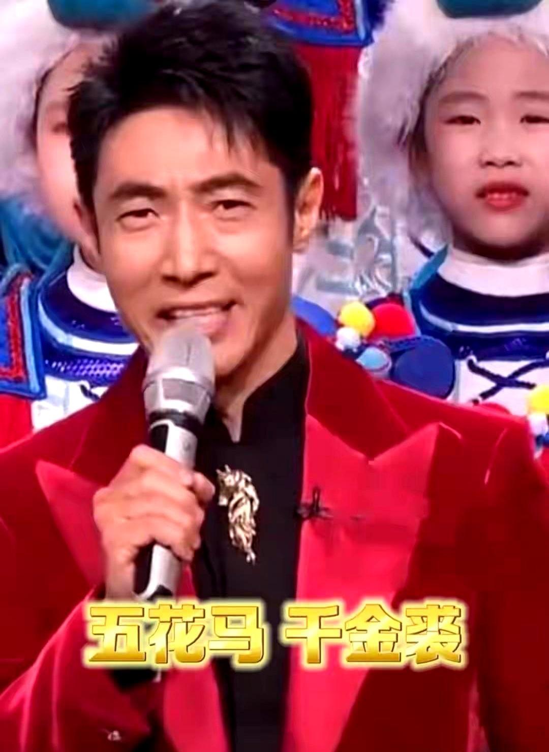 撒贝宁自嘲：好消息，我长高了！坏消息，长成“老鼠干”了。
 
春晚镜头怼脸，49