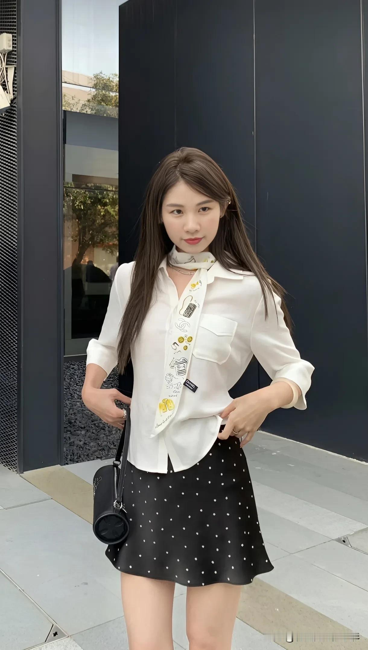 今天这套衣服很是喜欢，优雅大方又不失性感！