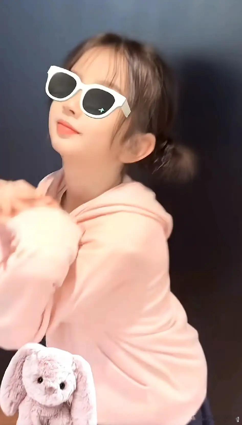 方媛晒两个女儿跳舞视频，两个女儿和她长得好像，也有舞蹈天赋，估计将来会进军娱乐圈