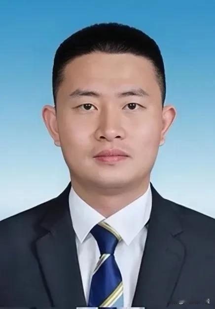曹威，福建长汀人，90后年轻人，2009年清华大学水利水电系学习，2013年免试