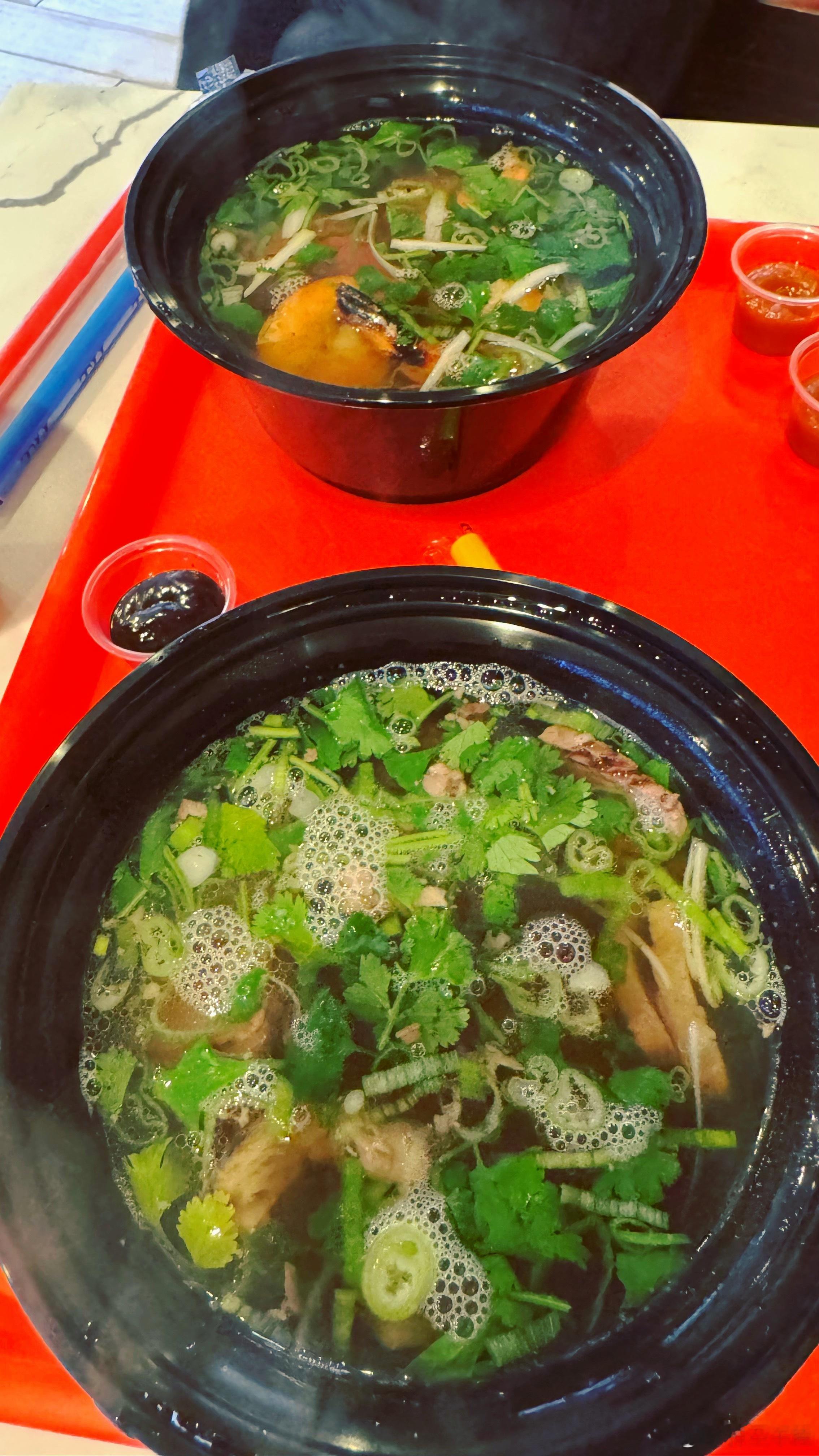 逛奥莱，在大排档选了越南河粉，因为只有这家屋子里有座位。别的食肆都要坐外面吃，太