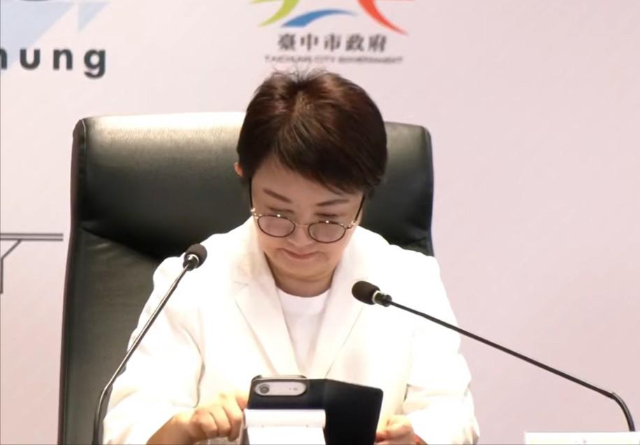 7月14日上午的台中市政会议上，卢秀燕首次以佩戴眼镜的全新公开造型亮相，打破了她