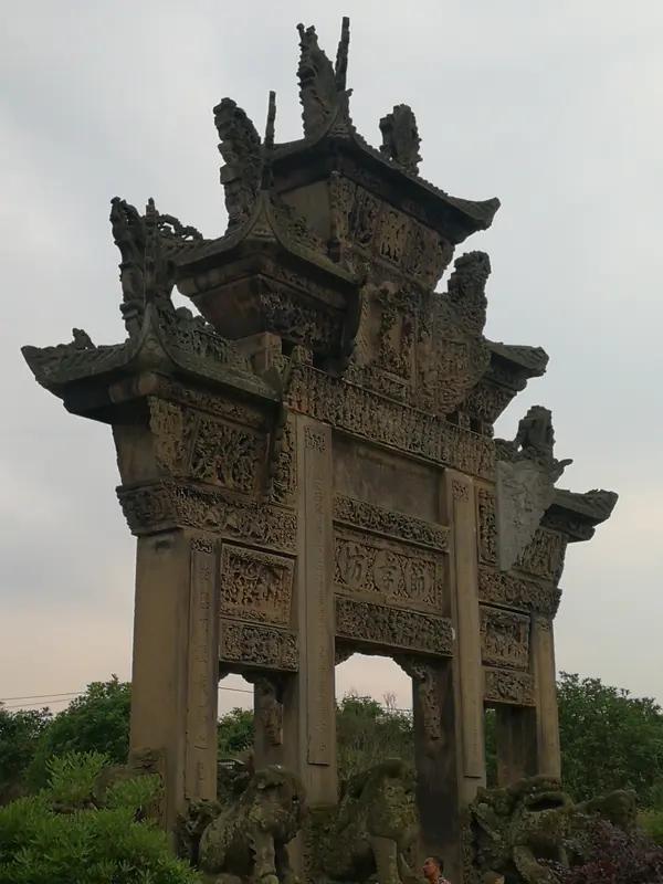 这个问题的答案藏在历史的经济基础里，而非道德说教中。

过去女子视贞操如命，本质