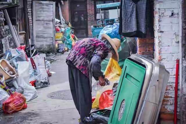 今天上午10点半，天气依然很热，我锻炼回来，遇到住在7楼的老太太，80多岁了，手