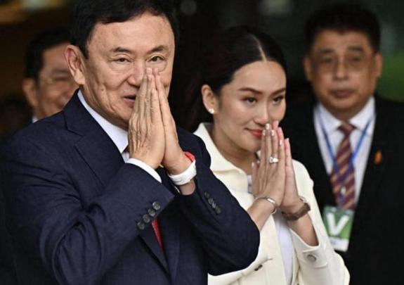 佩通坦被赶下台，他信彻底怒了，要对泰国军方下狠手了！

这一次佩通坦下台后，他信