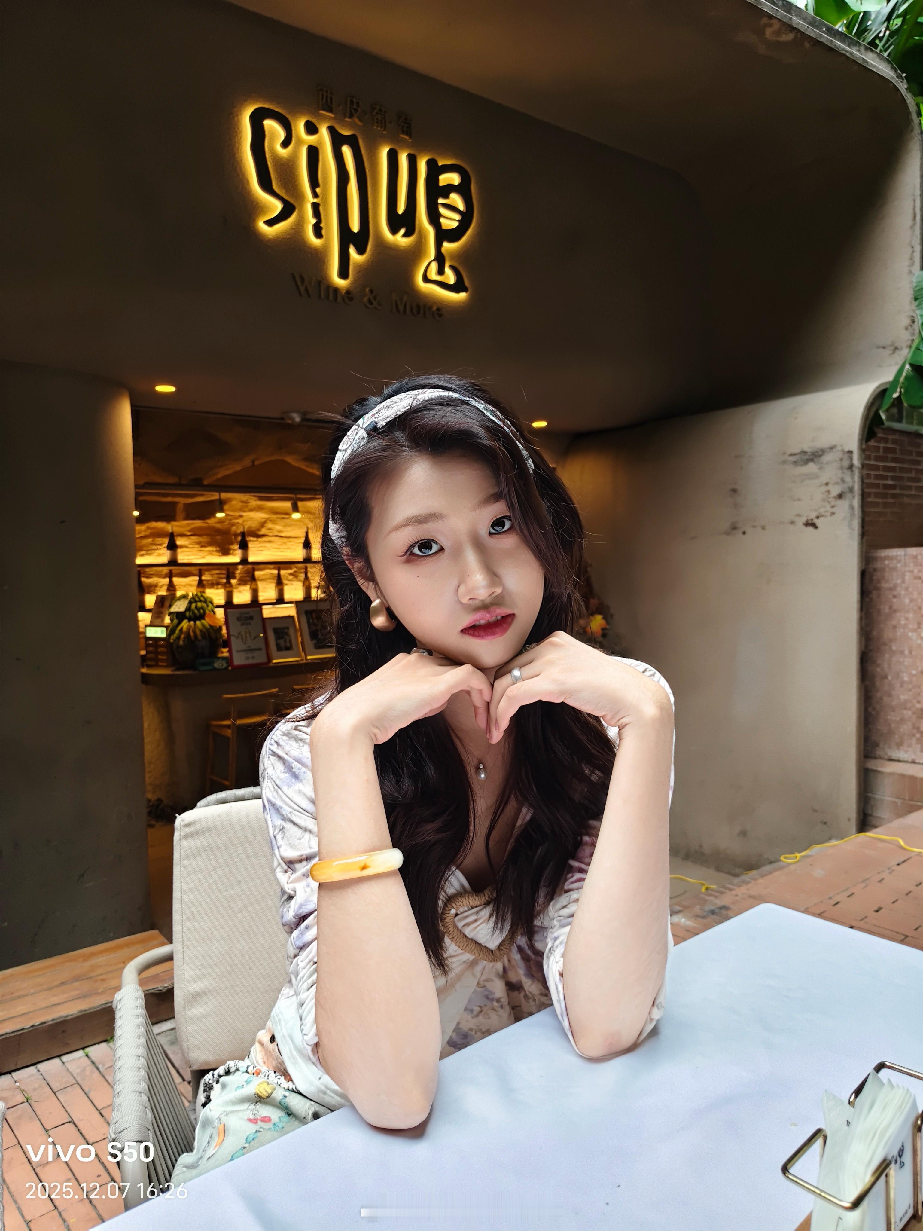 vivo S50 在出片这块吃漂亮饭用人像和高光慢动作live拍了几张，如何呢v