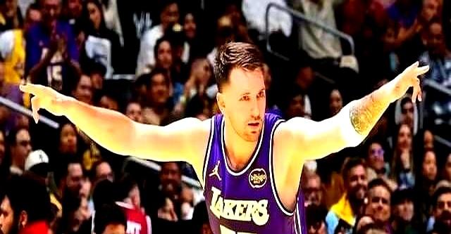 不是，我眼睛没花吧？
 

那个胖七不仅穿上了紫金战袍，还直接空降MVP榜单第一