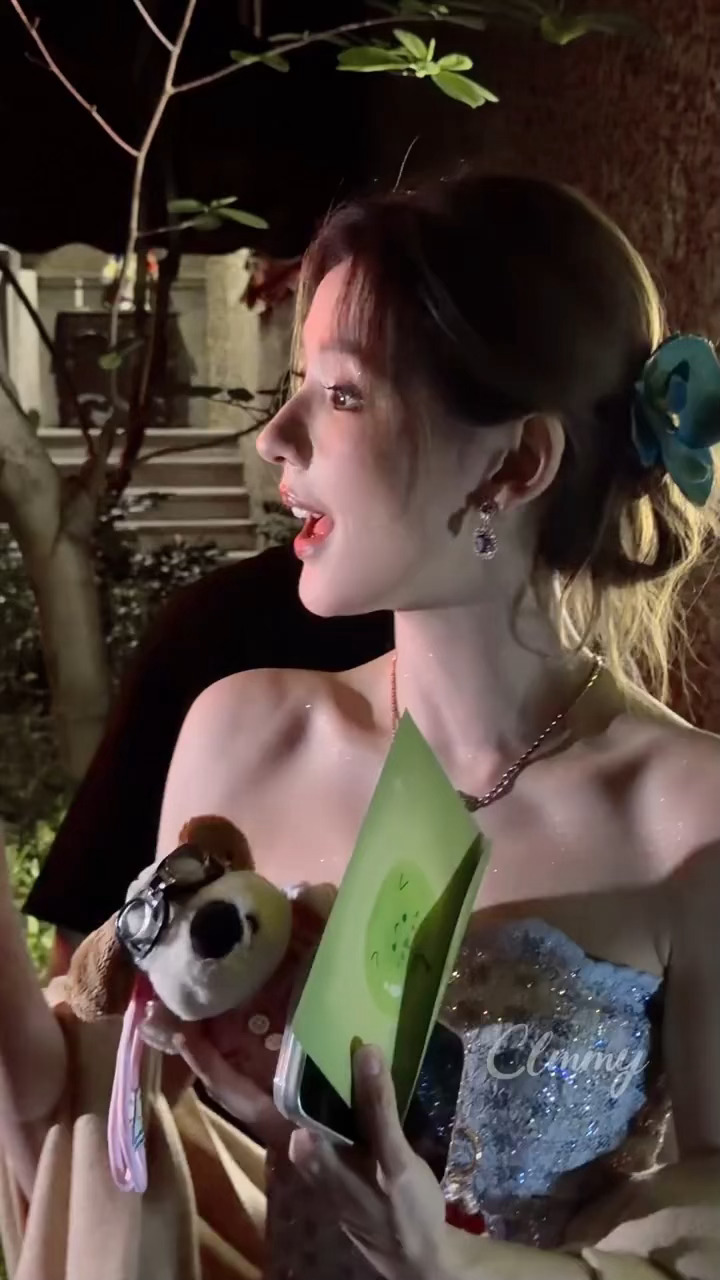 宴会上的张予曦晚宴偶遇张予曦网友晚宴上偶遇张予曦，张予曦好美啊，豪门千金来的 