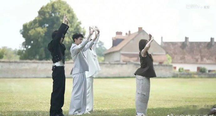 真好奇这是啥节目呀，那位女明星的裤子简直太雷人啦，那模样就好像充了气似的，真得赶