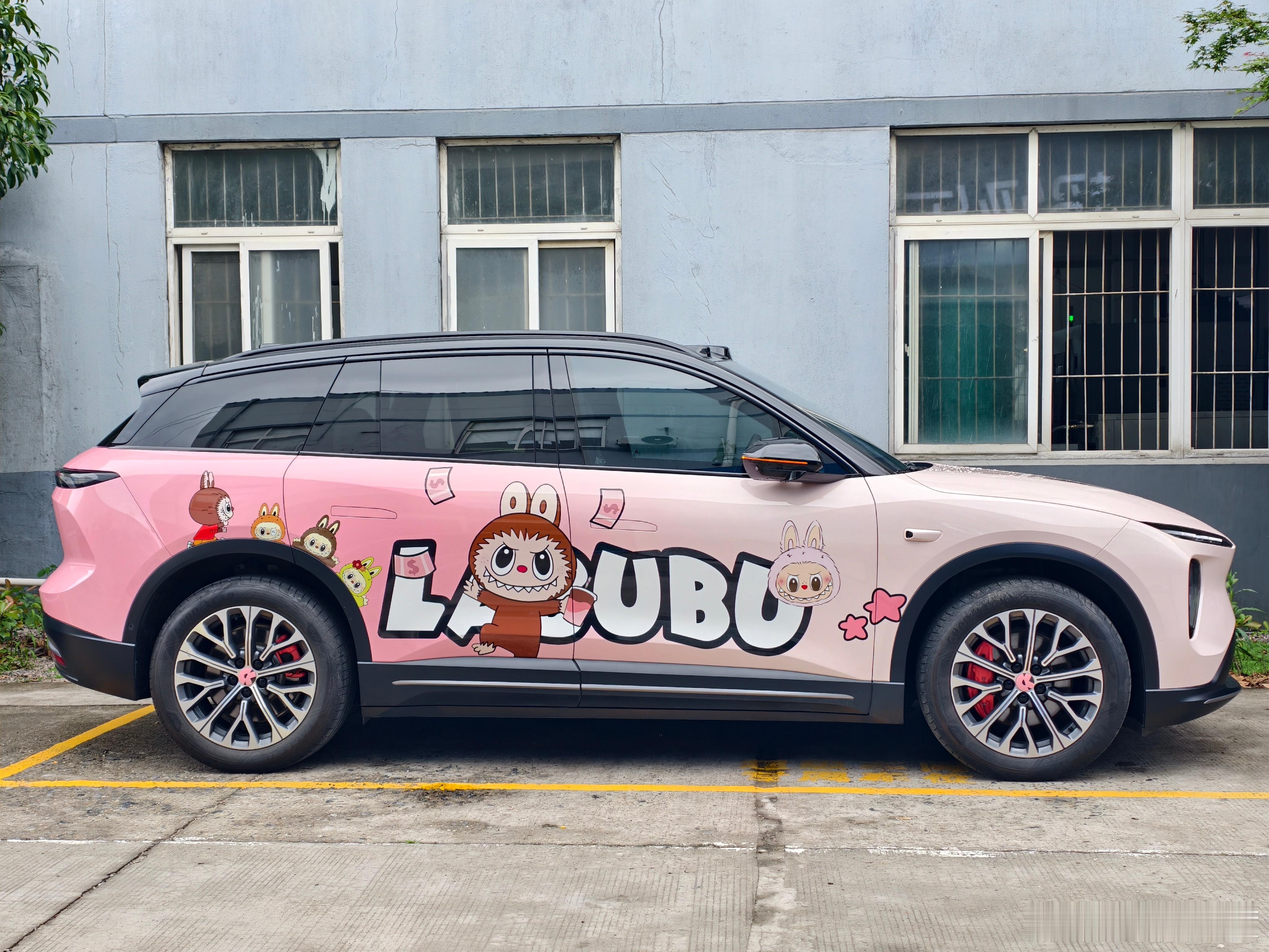 Labubu太火了，已经蔓延到超级车间。  ​​​