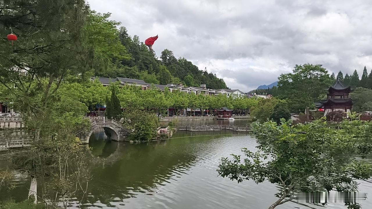 心中无敌，才能无敌于天下；心中有友，才能朋友遍天下。做人做事做官，如果没有这种胸