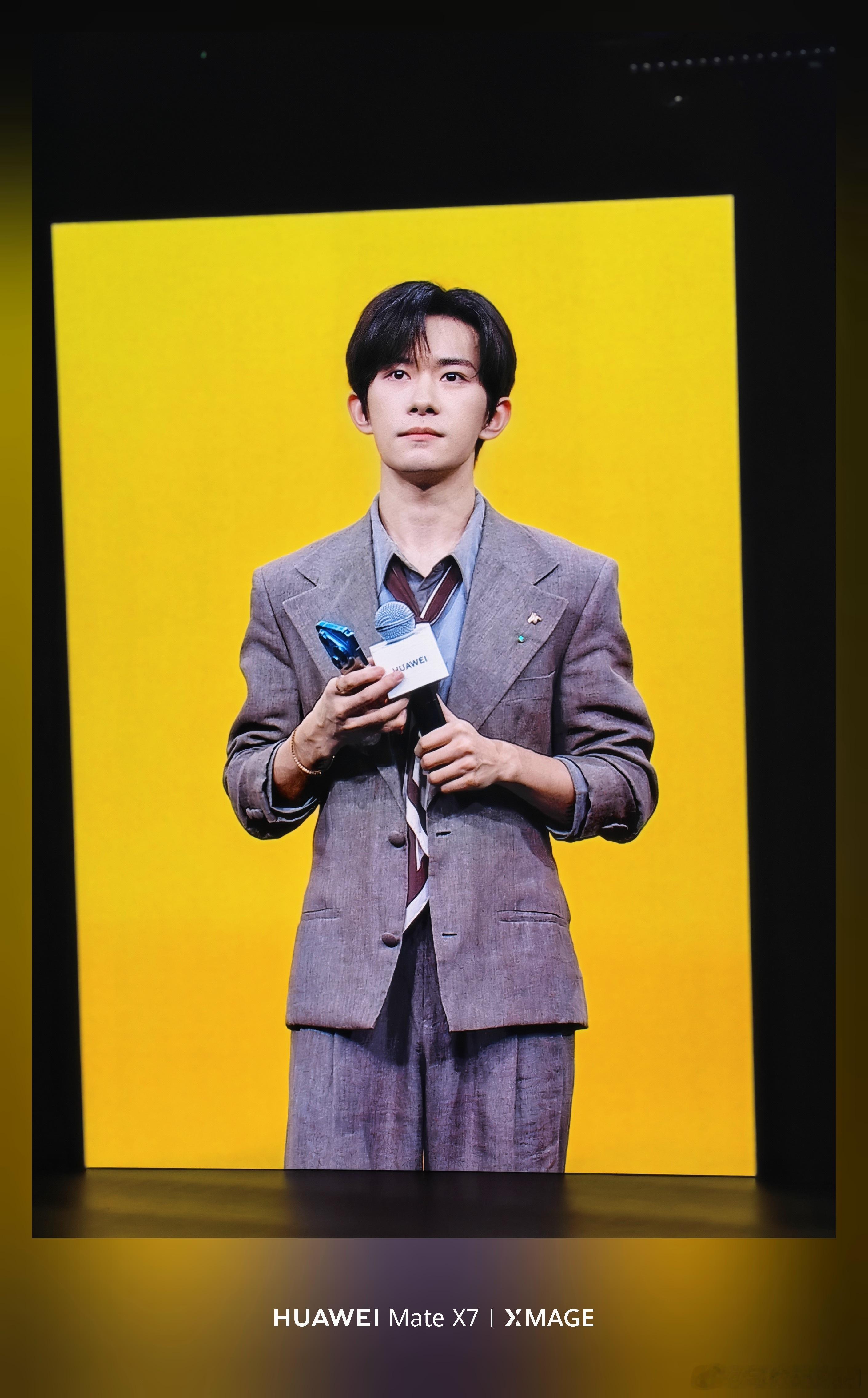 易烊千玺，今天也来华为发布会啦！赶紧抓拍了几张，四字弟弟也是眼看着长大的，现在从