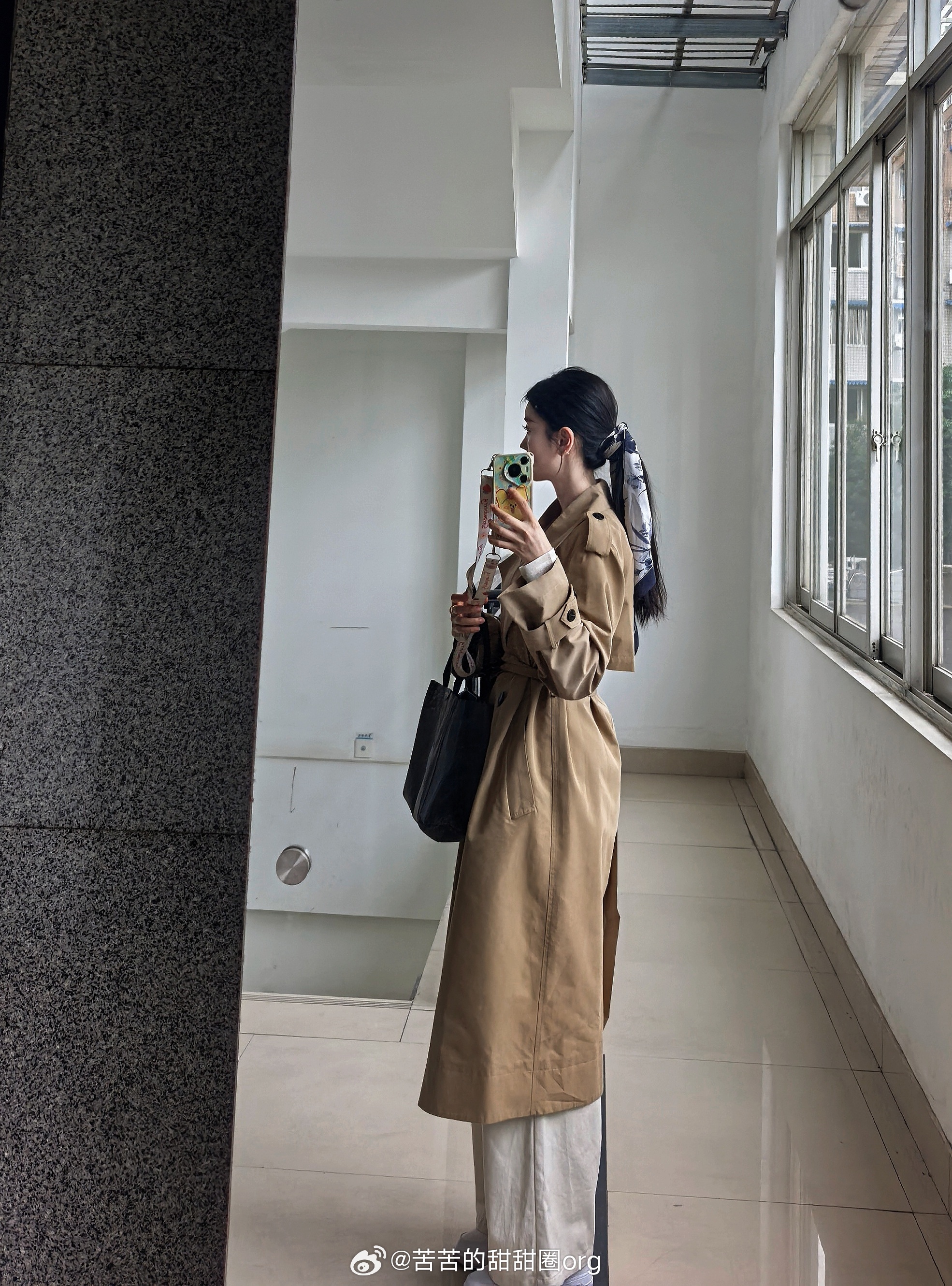 世界乱成一锅粥中国安心过日子刷新闻总看见别处乱糟糟，转头看看楼下热热闹闹的小店、