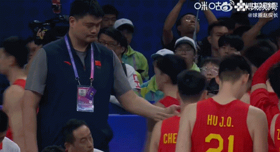 中国男篮89-69中国台北，姚明赛后在通道等男篮将士与众人挨个击掌鼓励，看王哲林