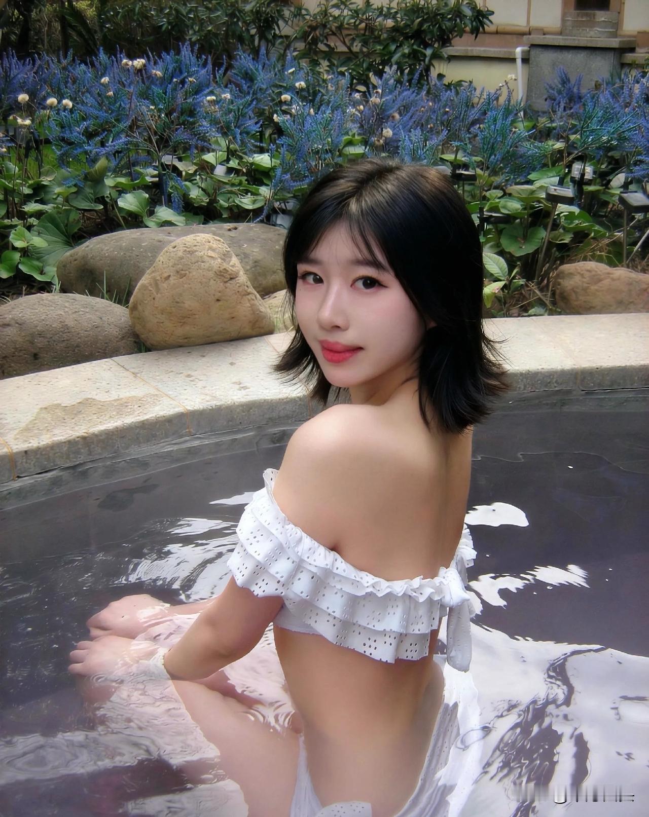 女孩泡在温泉里，享受美好时光。