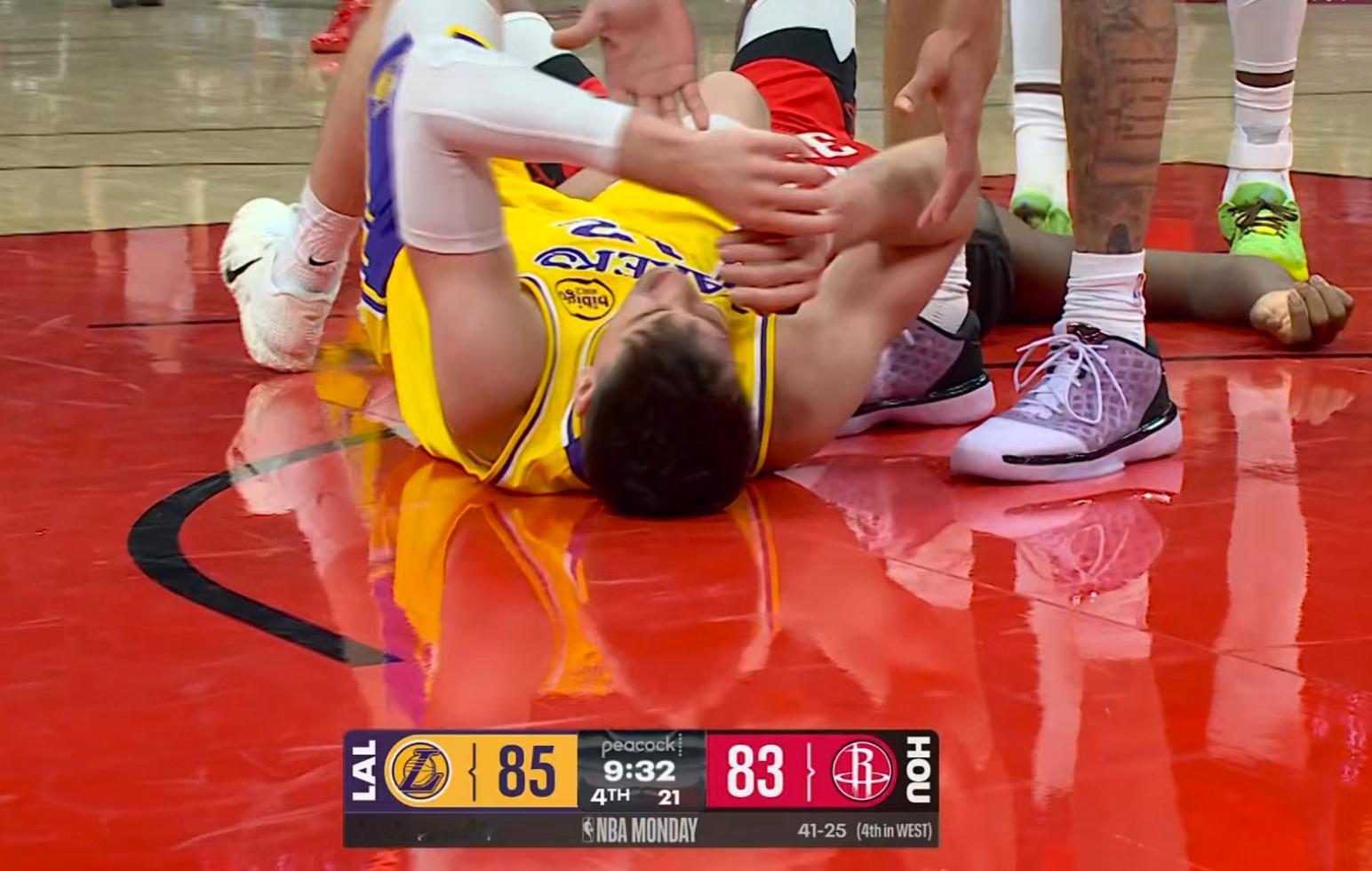 拉拉维亚很拼，连续为湖人抢前场篮板，这次挨了一肘，造成卡佩拉犯规。湖人vs火箭