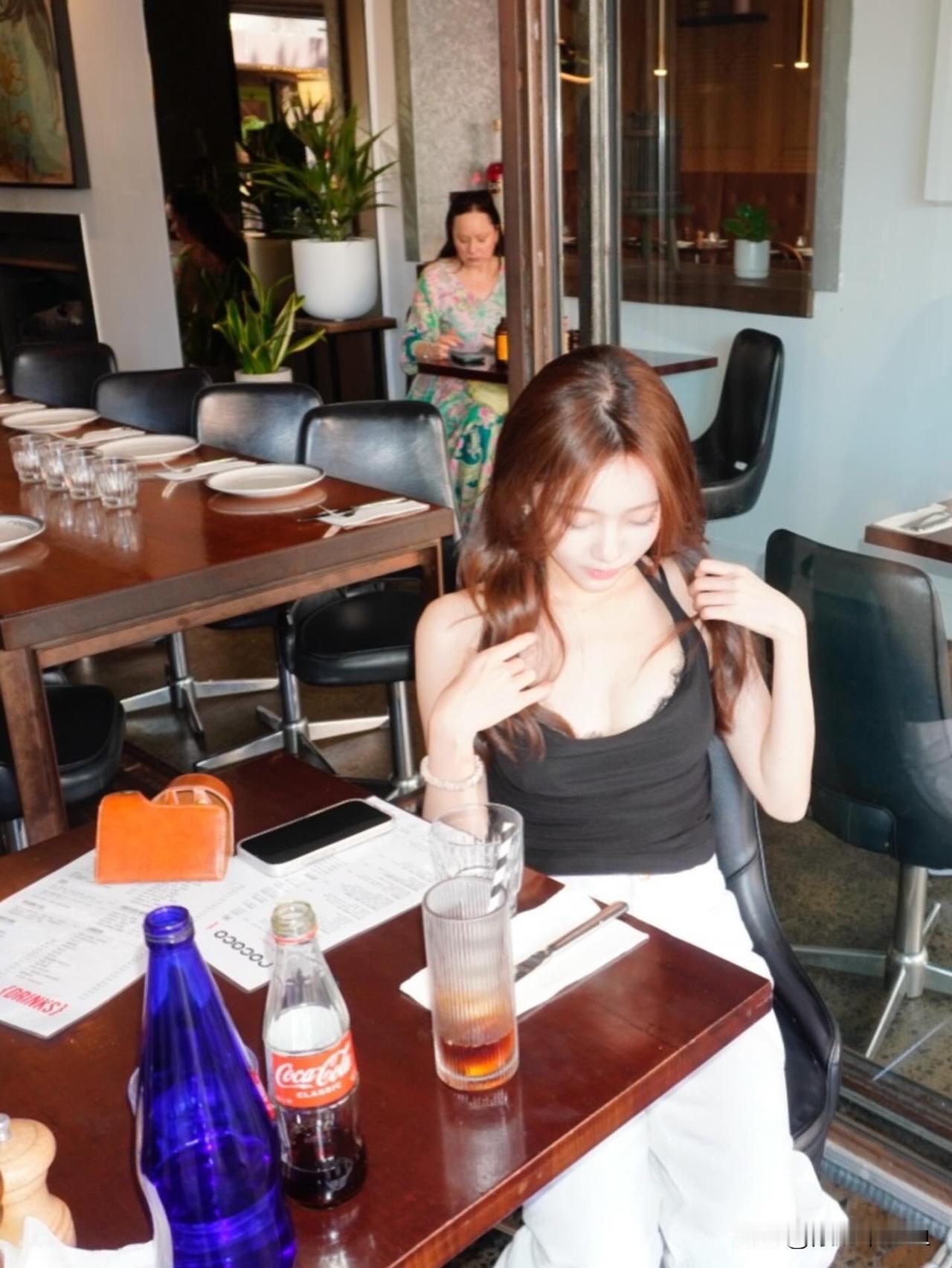 女孩子认同颜值经济吗世事千帆过，前方终会是温柔和月光