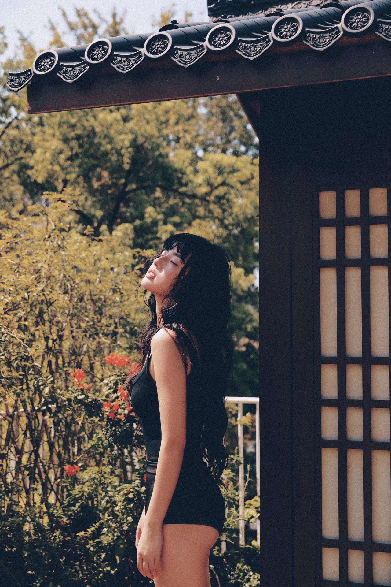 侘寂风作品的优势，是用“光影的呼吸感”构建侘寂的氛围。不同于强对比的布光，自然光