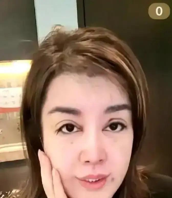 于文红直播分手，观看人数飙到50万。
这哪是失恋，分明是流量狂欢。
她边卸妆边冷