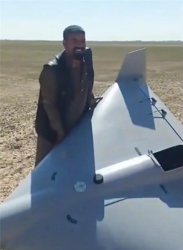 这个伊拉克人发财了！ 

说出来估计没人敢信，他居然在自家附近的空地上，捡到了一