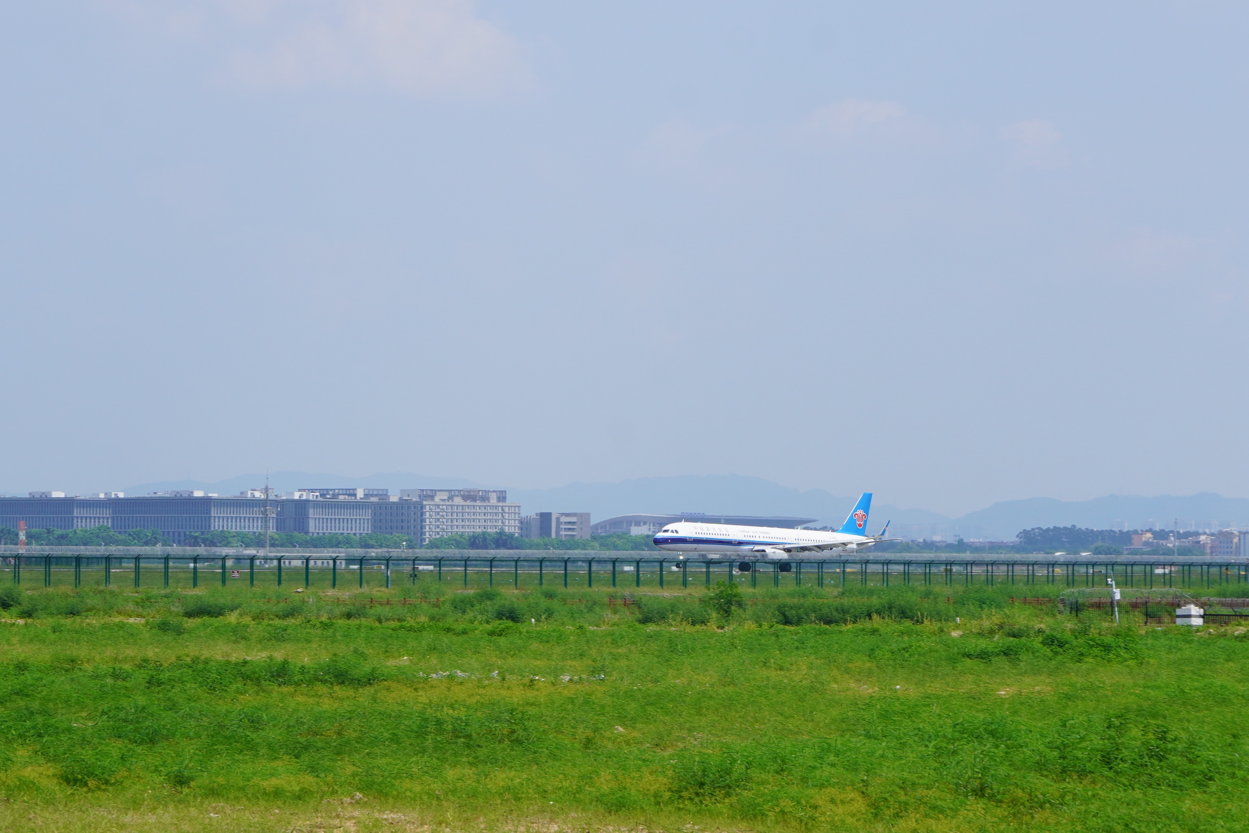 今天去广州白云国际机场拍大飞机 ✈️，这天气是真热啊 🥵 