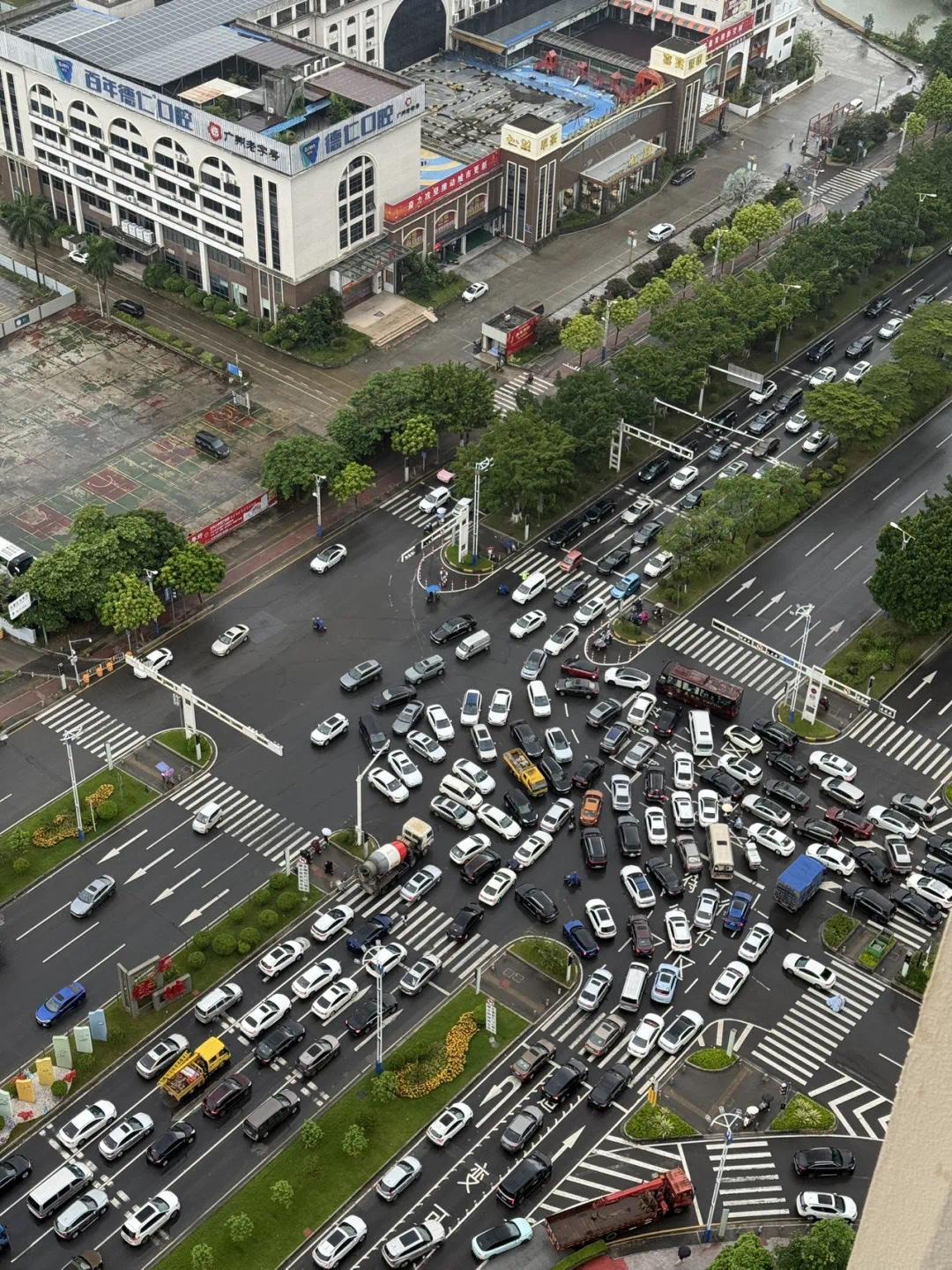 红绿灯故障，大塞车