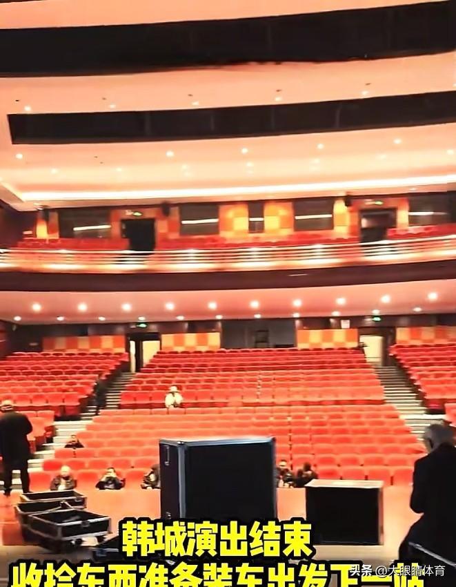 凌晨三点的韩城大剧院，最后一盏聚光灯悄然熄灭，甘肃安万剧院的大货车已经冒着白烟发