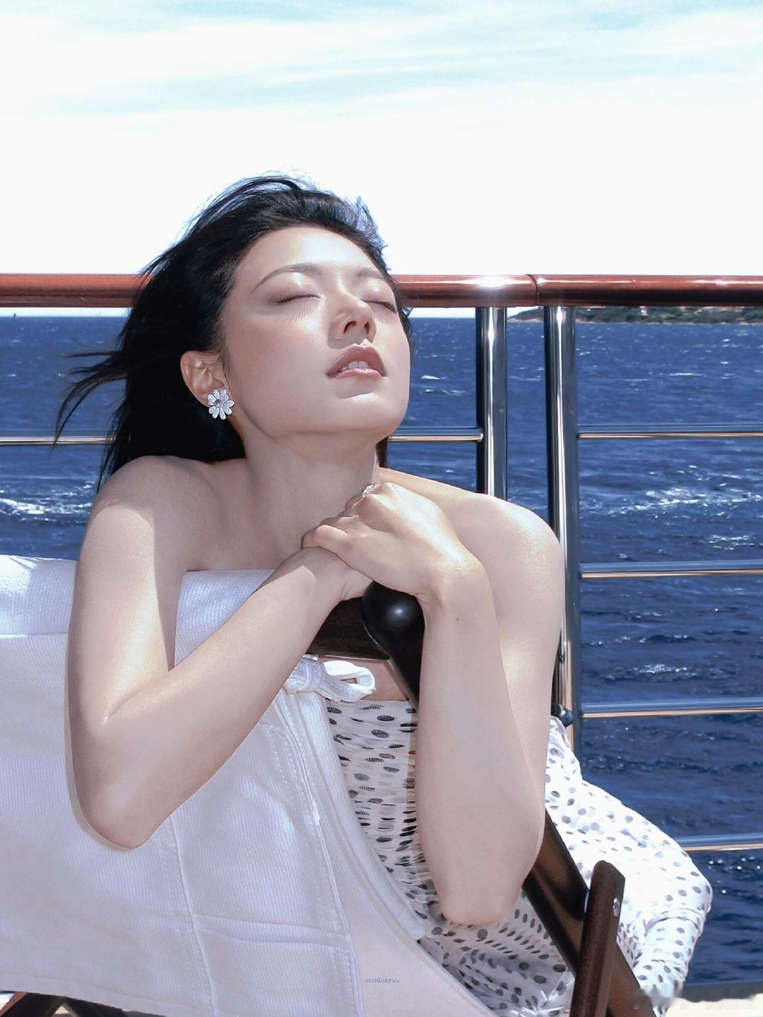 赵今麦明媚又松弛 赵今麦大花的气质感海边波点裙搭配头巾随性自在，赵今麦明媚又松弛