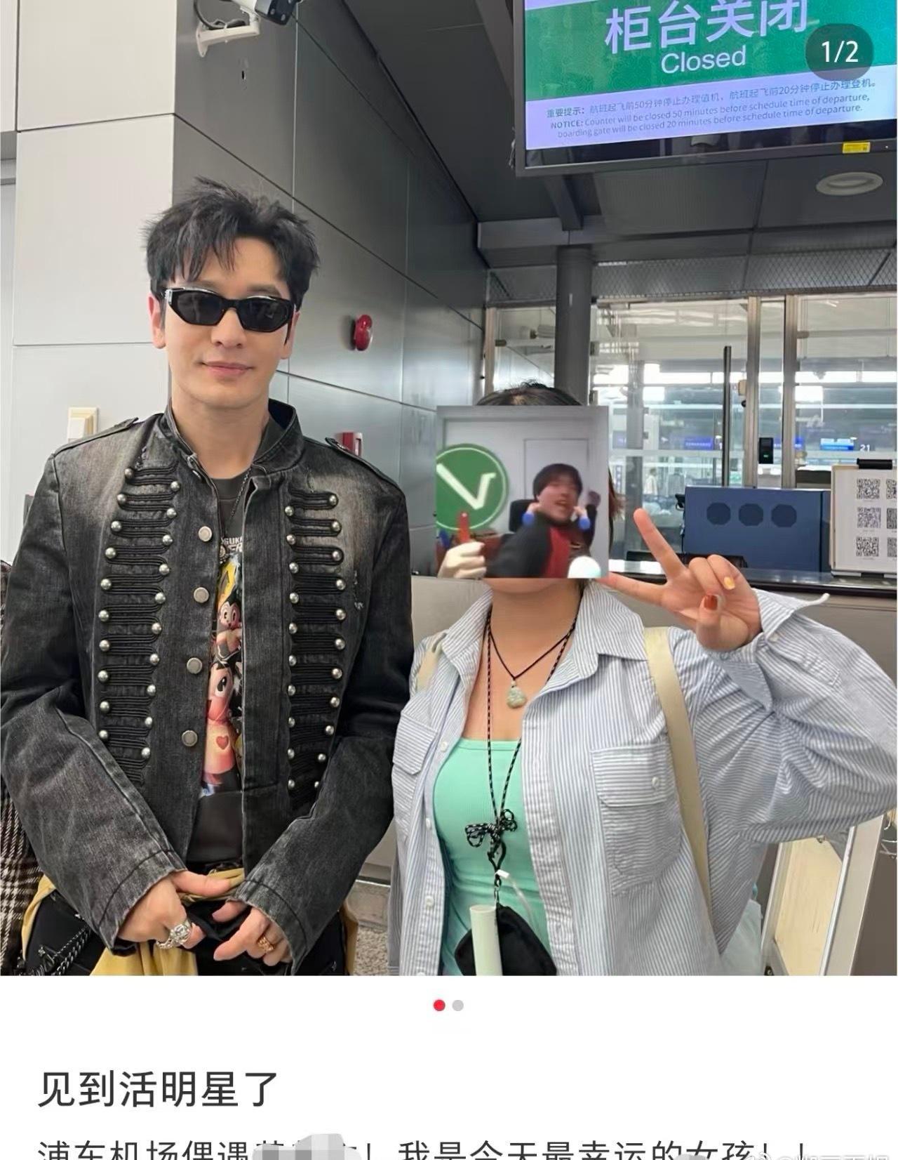 抽象又好玩的机场画面来袭，黄晓明拖着满是自己头像的行李箱前行，画风清奇越看越有趣