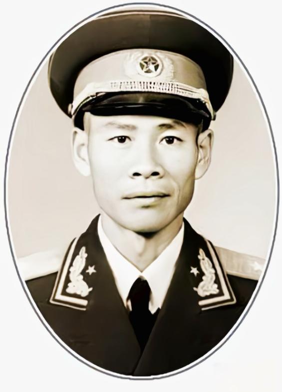 1969年，一个副军长去西安热电厂视察，陪同的厂长在后面点头哈腰，结果副军长看到
