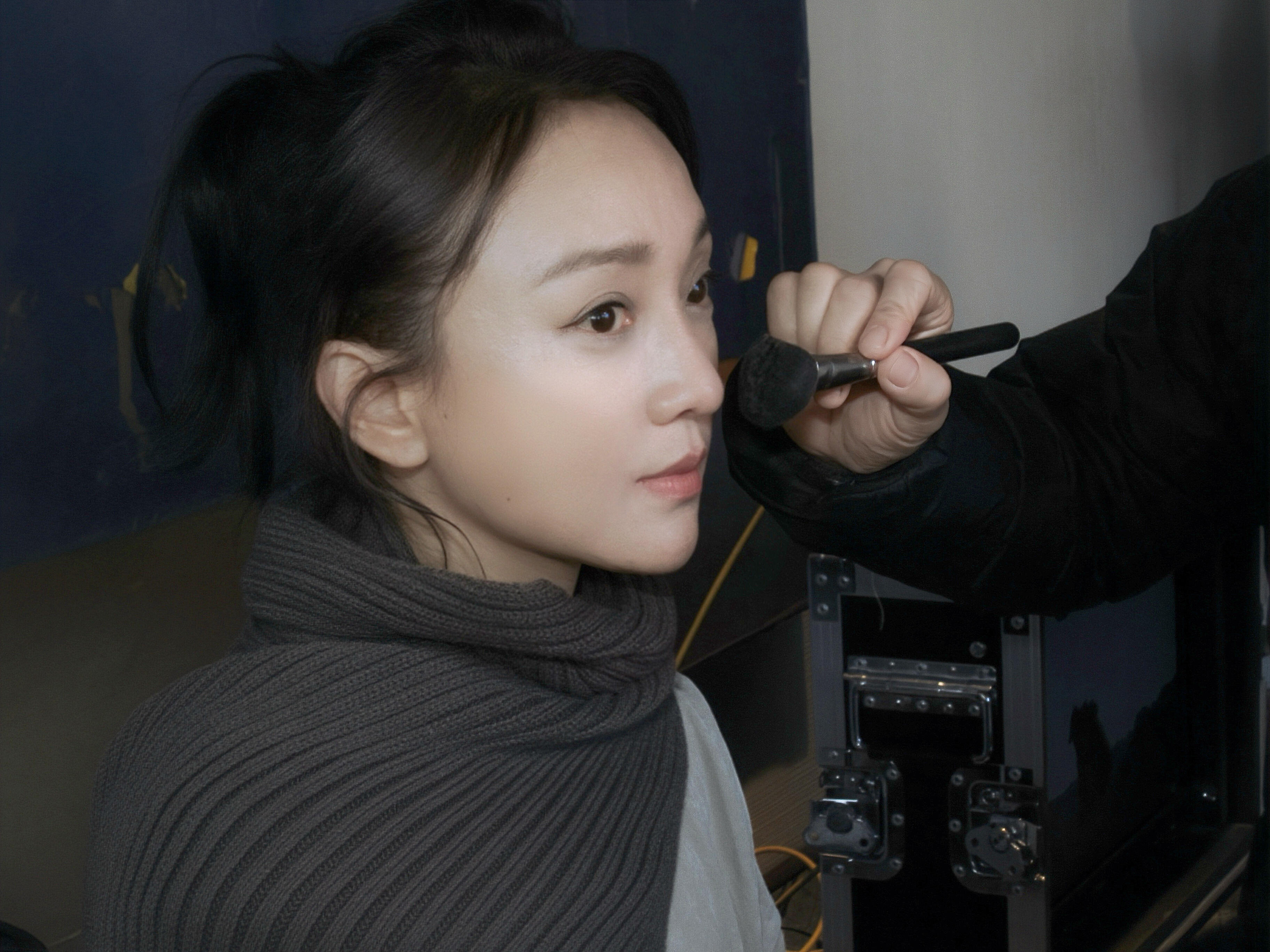 大花工作室的花絮图堪比杂志正片周迅的嘉人12月刊大片释出工作室拍的花絮图都超级美