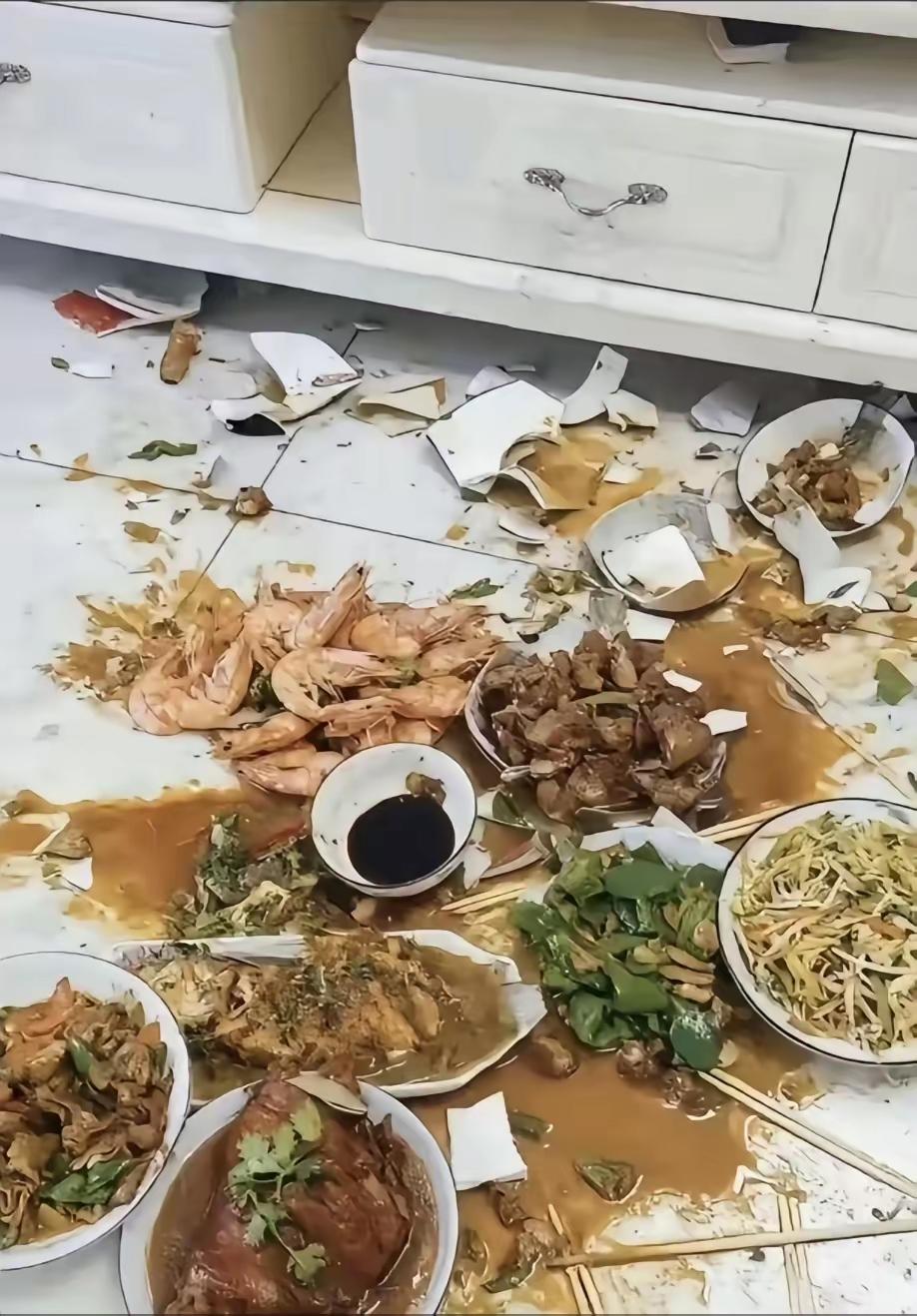 大过年的，把一桌年夜饭掀翻，这让人怎么过年，真的太过分了。

一个人的脾气不好，