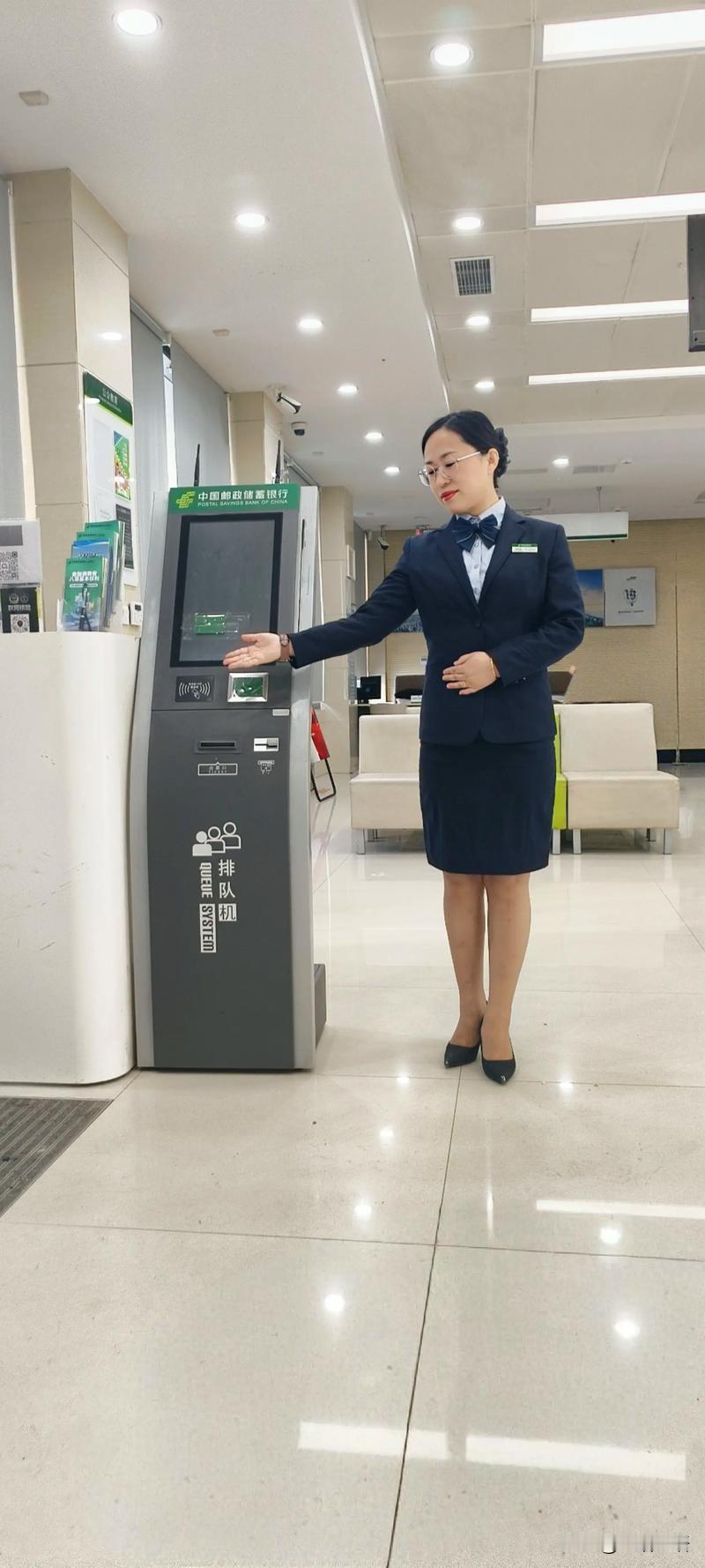 村镇银行有一段时间特别火，工作不忙，任务不重，工资还高，待遇也高。
那时女儿在现