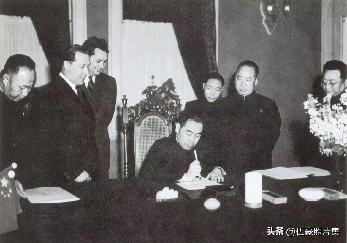 1952年12月31日，哈尔滨中长铁路文化馆剧，战略能力总理和苏联代表签署《中苏
