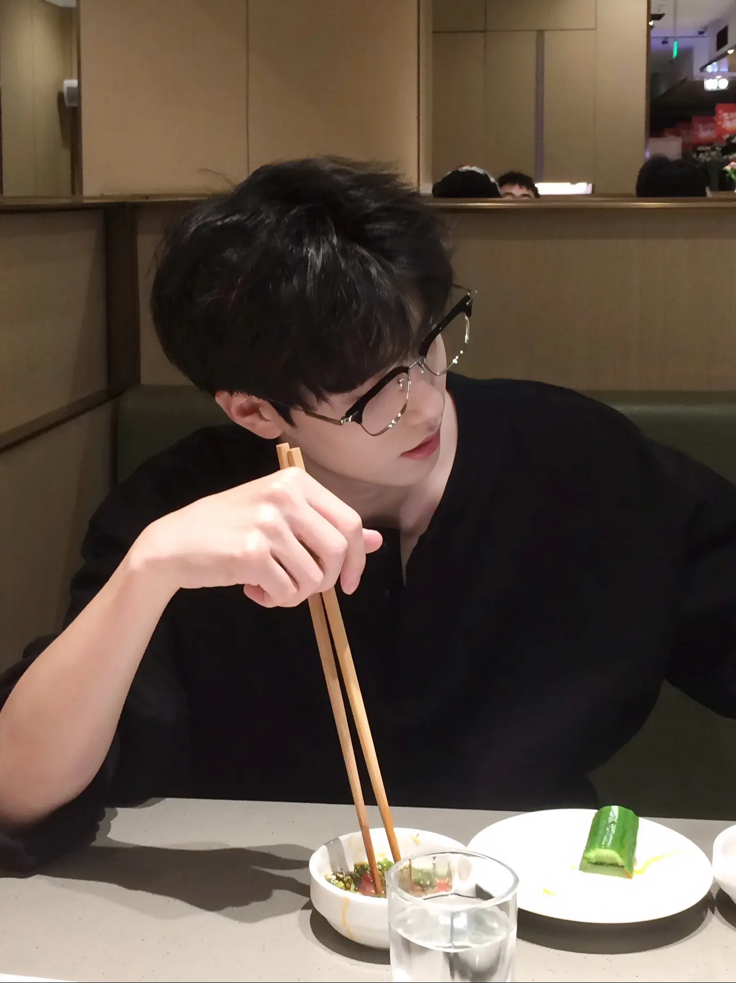 “怎么吃个饭都有人夫感”