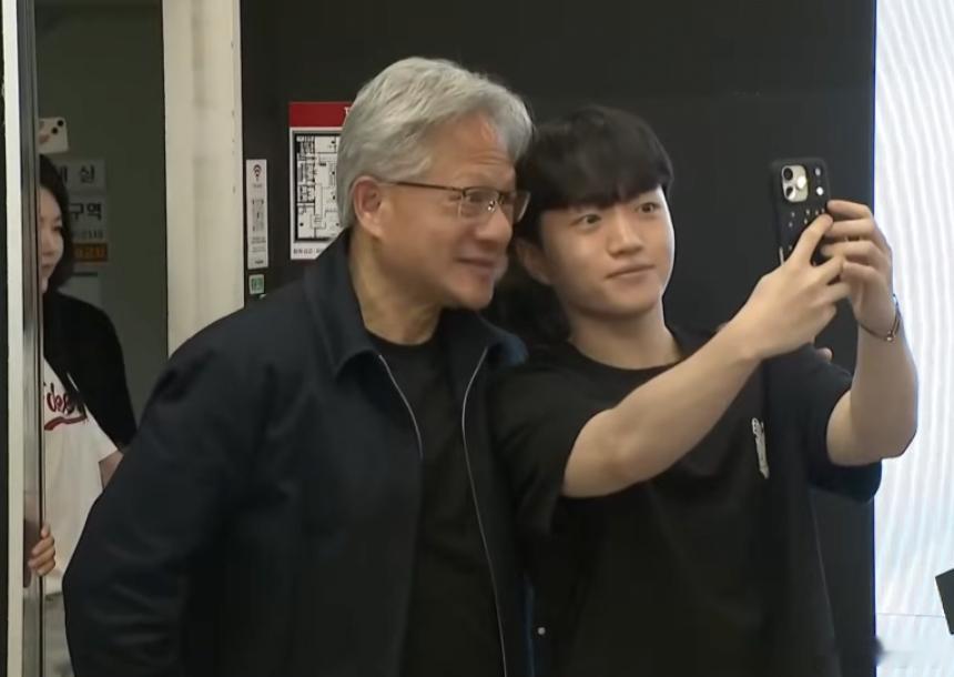 冷知识，Faker送黄仁勋签名队服，黄仁勋是Faker粉丝，但是Keria是黄仁