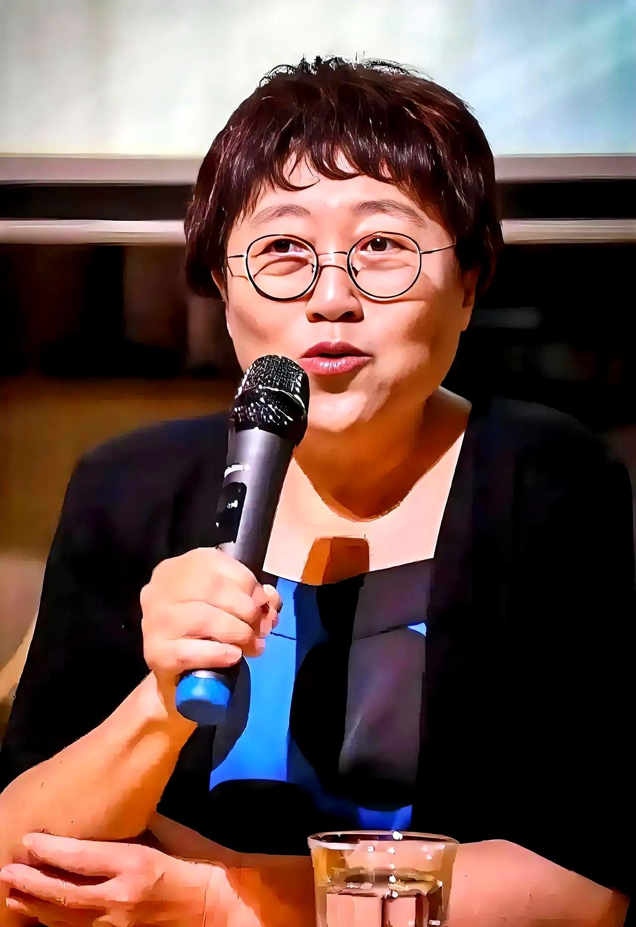 兄弟，选老婆到底图啥？
是娶回家当花瓶天天看吗？
说实话，再美的脸看几年也习惯了