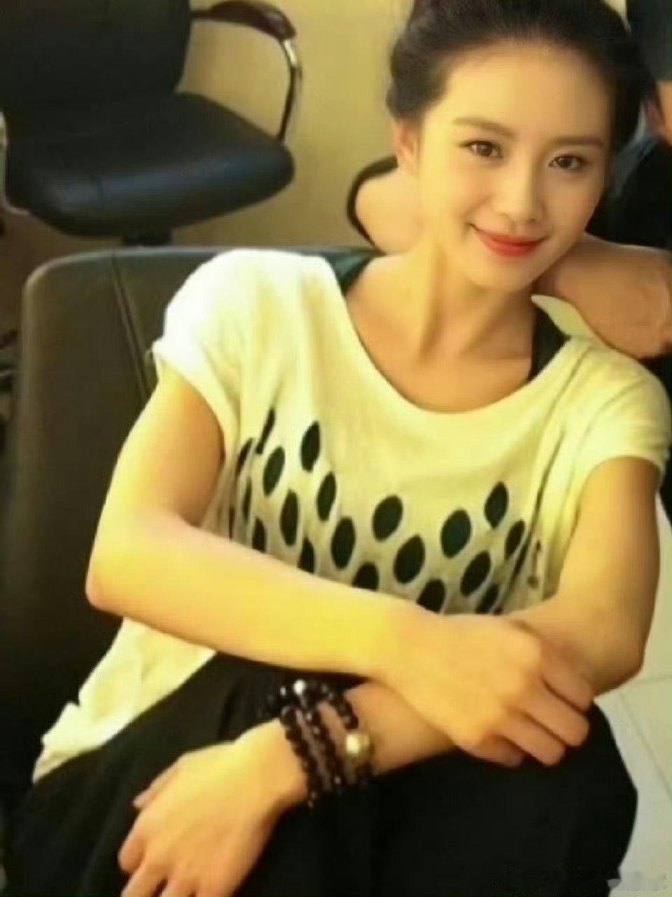 如果是说黄多多和刘诗诗都是清纯漂亮的大美女，那没错！但要说是外貌相似，哒咩！刘诗