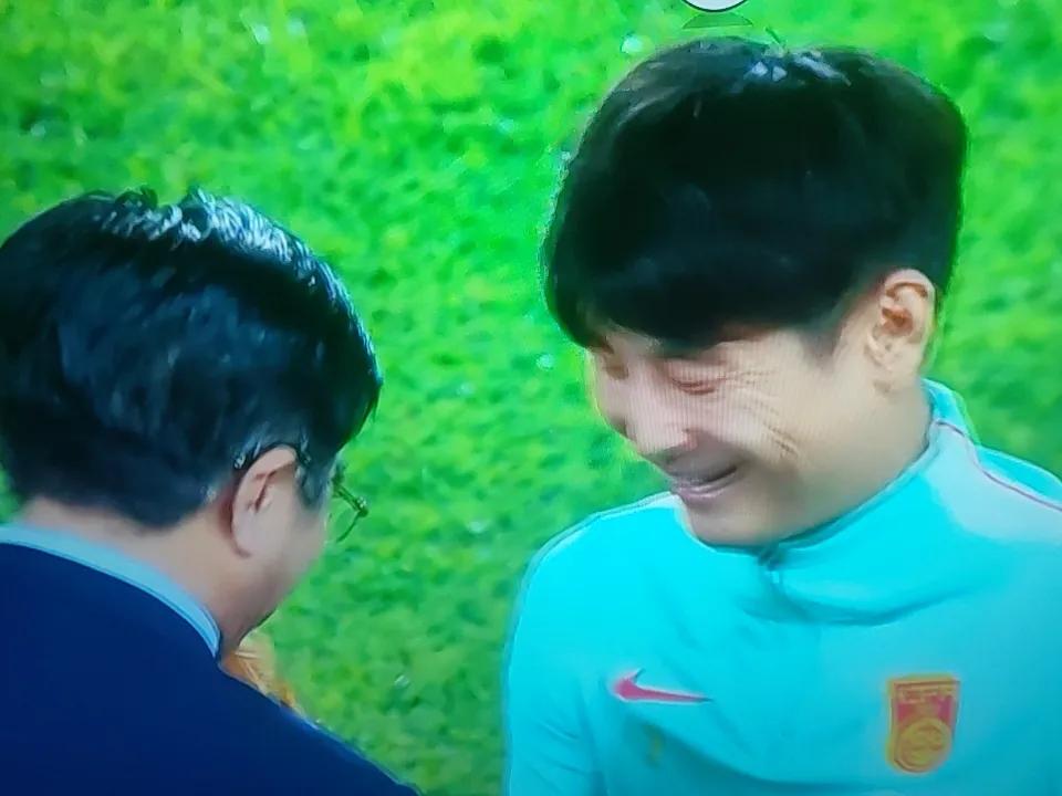 足协给武磊国足百场的庆典在今晚中泰比赛前进行，邵佳一真懂人情世故。
今晚比赛结果