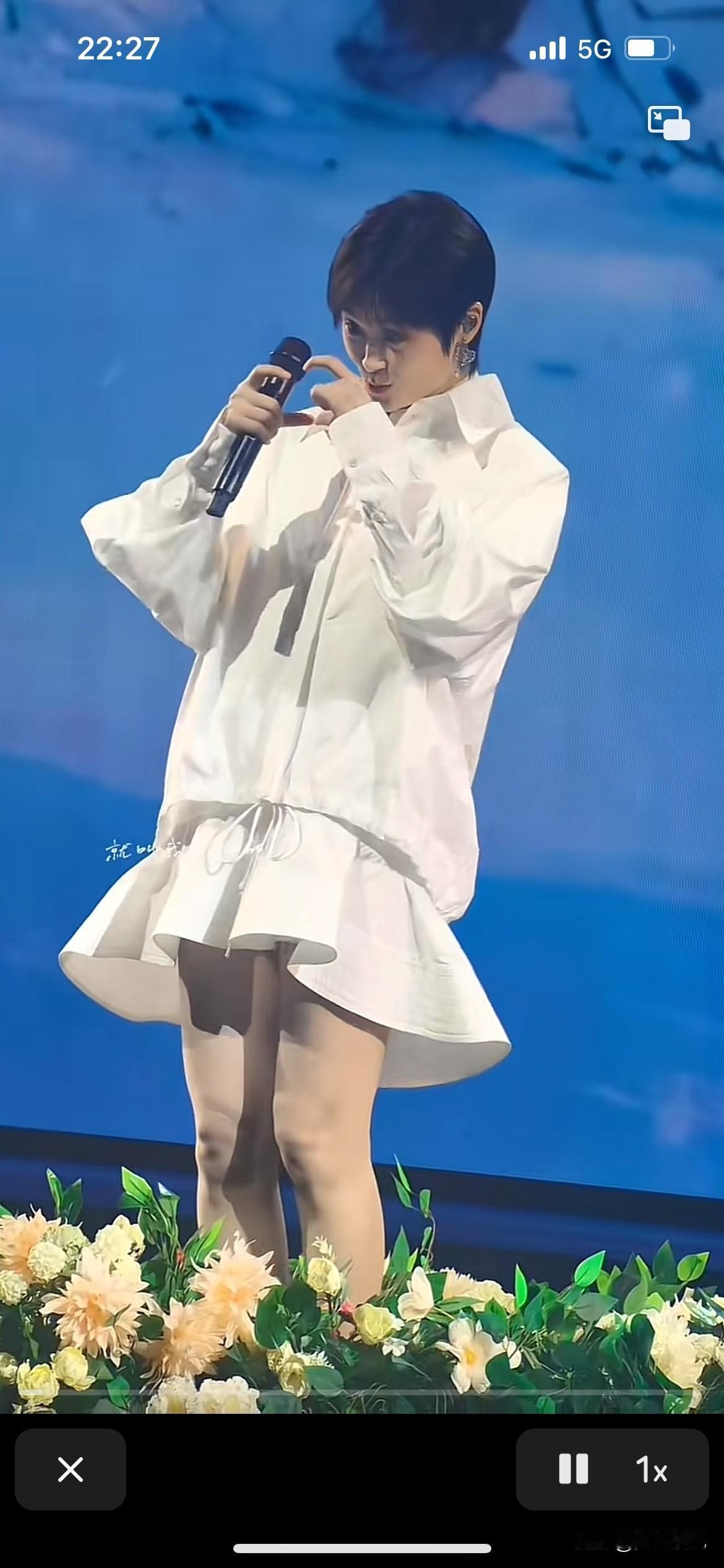 李宇春老师露出这样的大腿，不冷吗？不过还得觉得李宇春老师很美，终于看到您女人味的