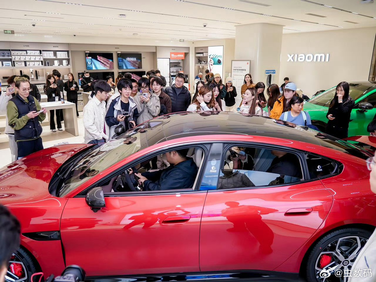 新SU7激发中国新能源车消费热中国新能源汽车再提速“新一代SU7走红，让我们看到