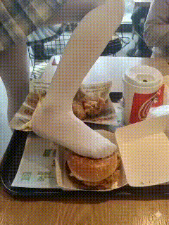 脚踩汉堡这是啥操作！
看到这视频给我整蒙圈了，见过用手压汉堡往嘴里吃的，没见过用