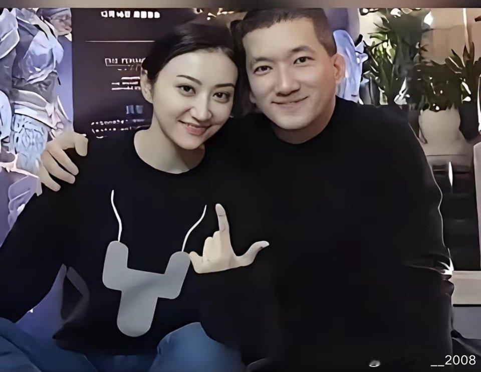 我觉得景甜第一任男友路征才是众多男友中最做得最好的而且长相也是与她最般配的。 ​