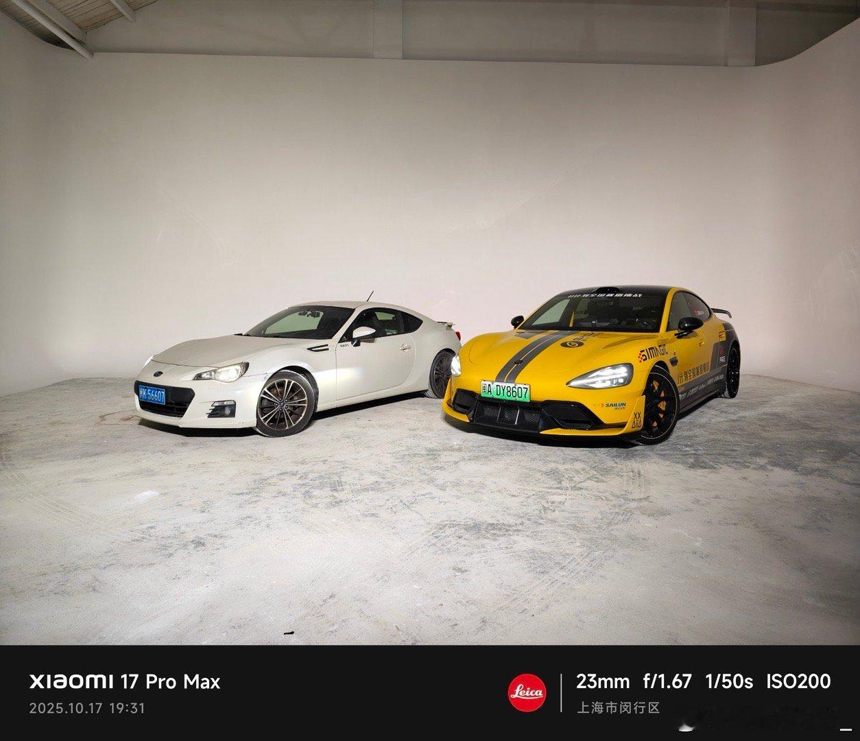 装修了两个月，终于能把车开进来看看效果了，无影墙设计13米宽，勉强能侧停3辆，黑