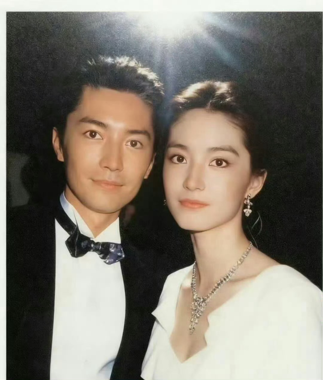 好权威的两张脸啊，势均力敌，尊龙和林青霞简直就是神颜与神颜的碰撞 