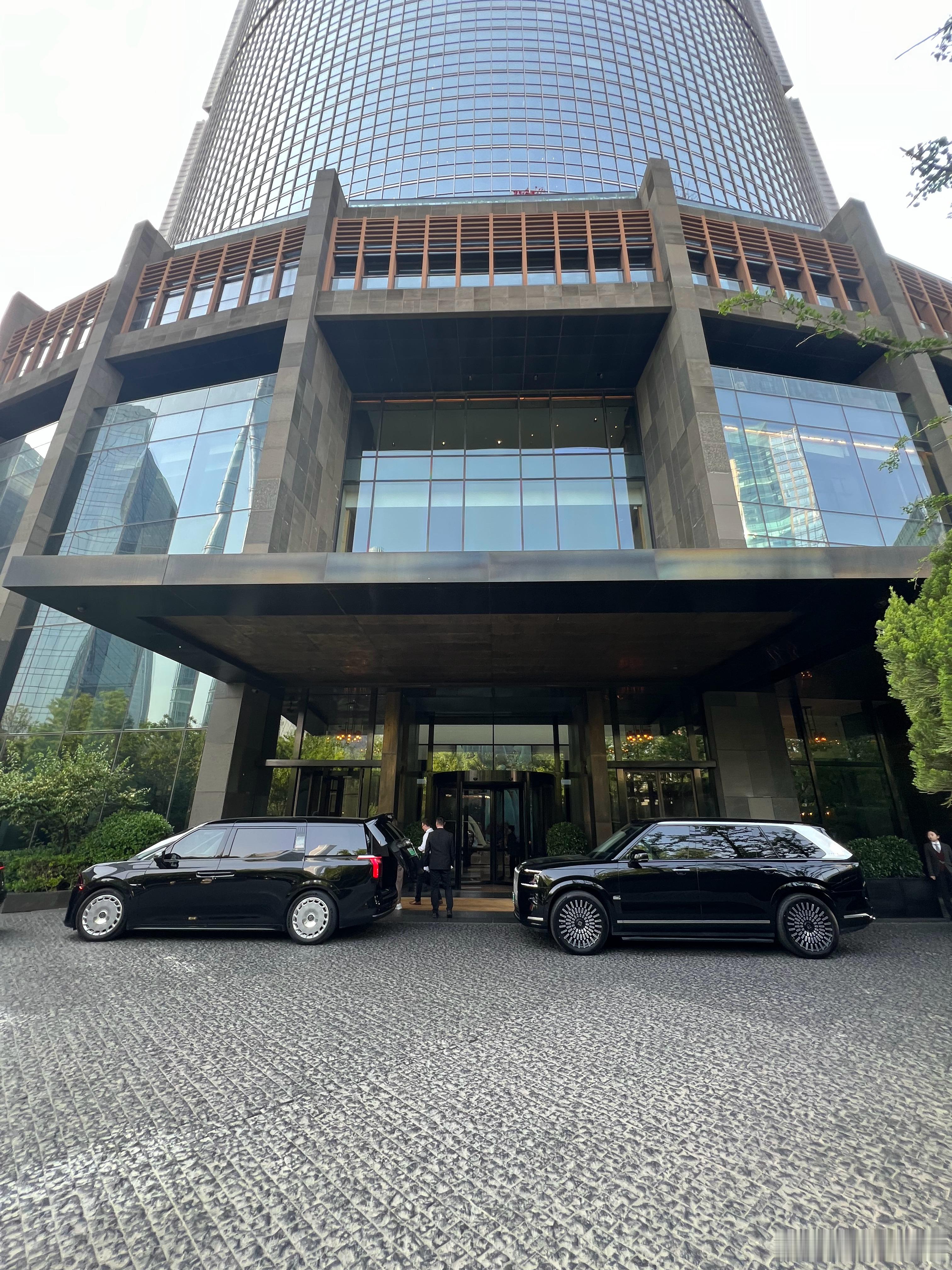 瑰丽酒店门口极氪009和9X成了接待车最好的模样大v聊车极氪2026北京车展