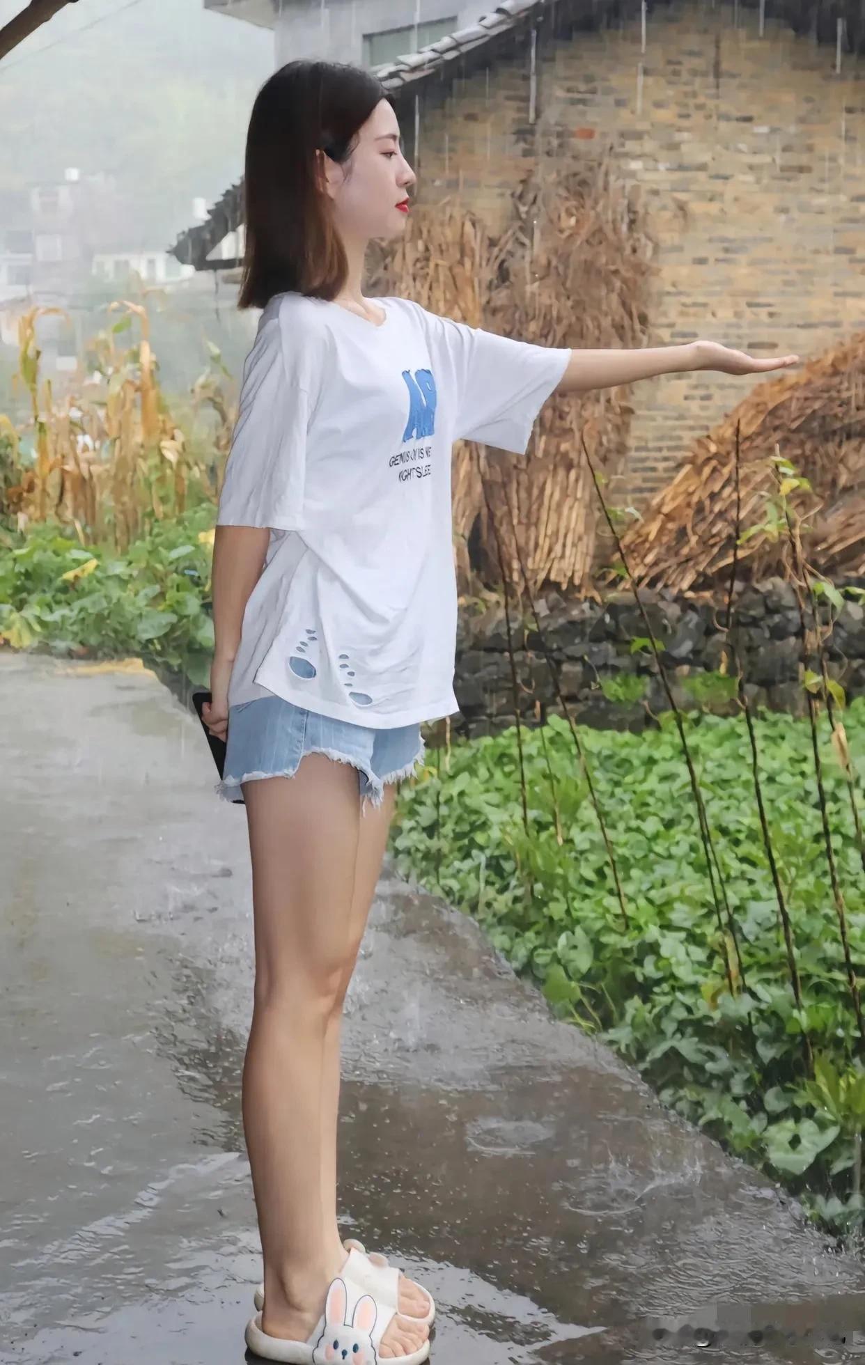 下了一场大雨，幸好没去干活，否则就要被淋成落汤鸡